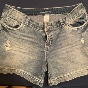 Maurice’s denim shorts. Size 9/10.